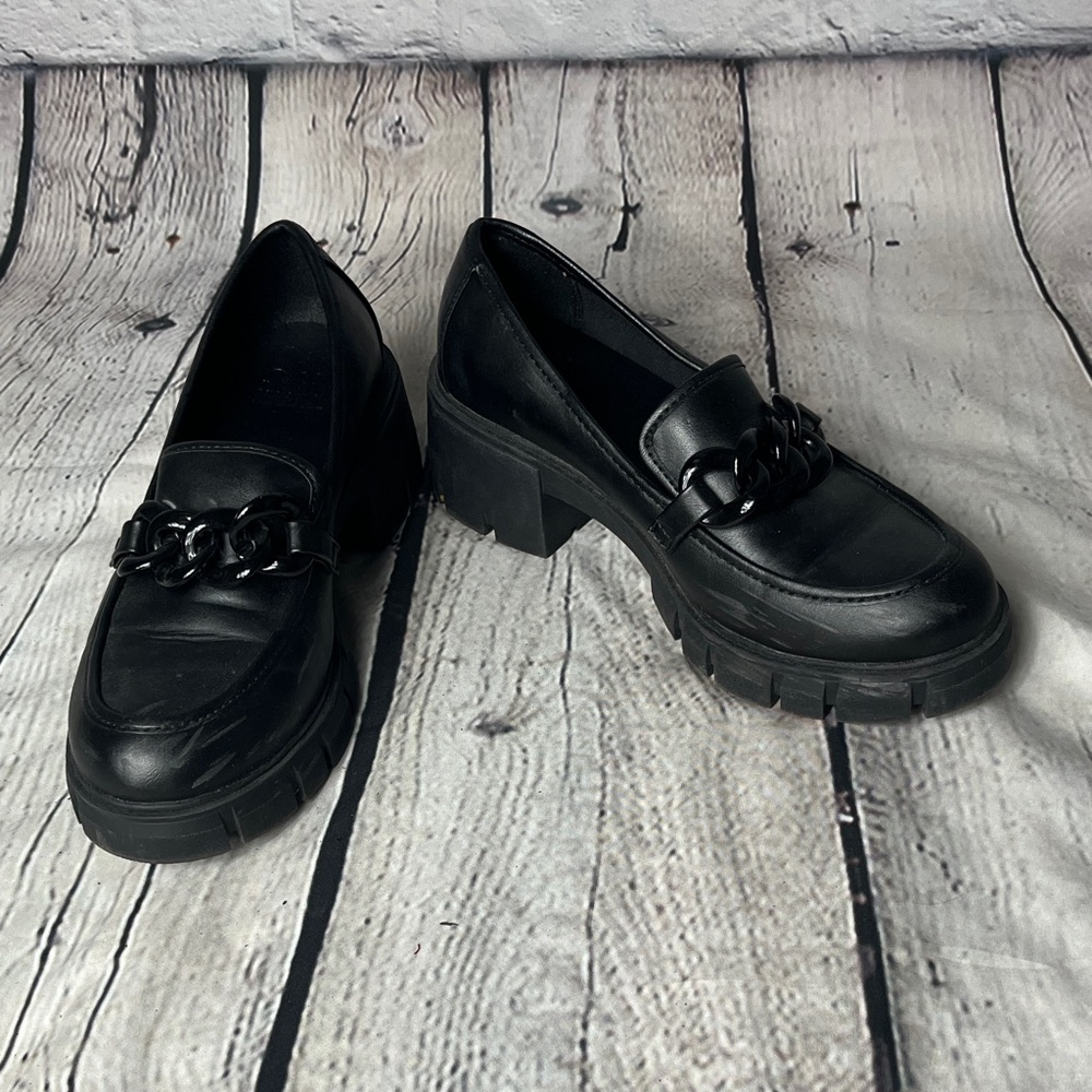Elegant Black Loafers with Chain Detail